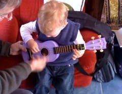 Even babies can learn ukulele!